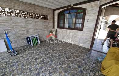 Imagem: A casa possui 3 Dormitórios, 3 Banheiros, 2 Vagas na garagem