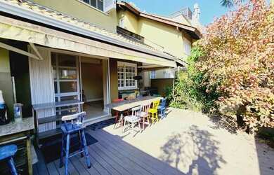 Imagem: A casa possui 4 Dormitórios, 5 Banheiros, 2 Vagas na garagem