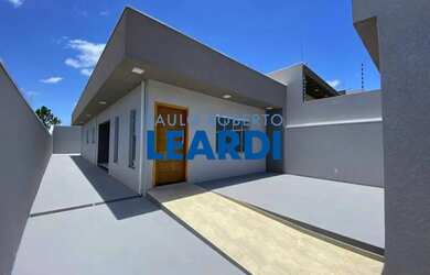 Imagem: A casa possui 3 Dormitórios, 2 Banheiros, 2 Vagas na garagem