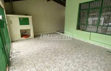 Imagem: A casa possui 3 Dormitórios, 2 Banheiros, 2 Vagas na garagem