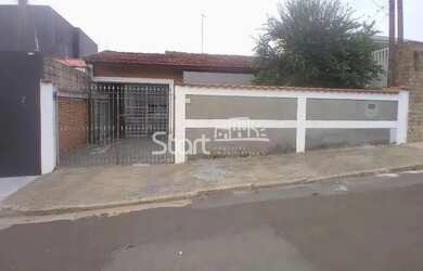 Imagem: A casa possui 3 Dormitórios, 1 Banheiro, 1 Vaga na garagem