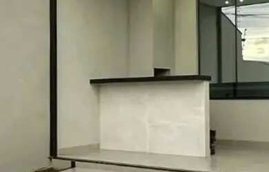 Imagem: A casa possui 3 Dormitórios, 2 Banheiros, 2 Vagas na garagem