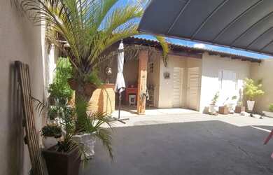 Imagem: A casa possui 4 Dormitórios, 5 Banheiros, 2 Vagas na garagem