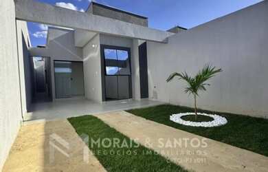 Imagem: A casa possui 3 Dormitórios, 2 Banheiros, 2 Vagas na garagem