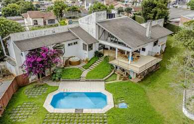 Imagem: A casa possui 4 Dormitórios, 5 Banheiros, 1 Vaga na garagem