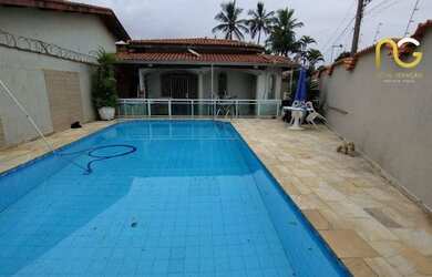 Imagem: A casa possui 3 Dormitórios, 3 Banheiros, 2 Vagas na garagem