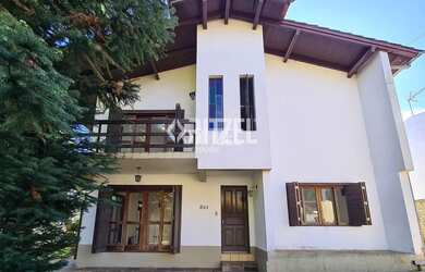 Imagem: A casa possui 4 Dormitórios, 3 Banheiros, 2 Vagas na garagem