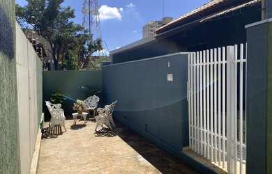 Imagem: A casa possui 2 Dormitórios e 1 Banheiro e está localizado