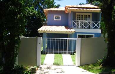 Imagem: A casa possui 3 Dormitórios, 3 Banheiros, 2 Vagas na garagem