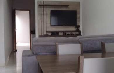 Imagem: A casa possui 2 Dormitórios, 2 Banheiros, 2 Vagas na garagem