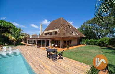 Imagem: A casa possui 4 Dormitórios, 5 Banheiros, 4 Vagas na garagem