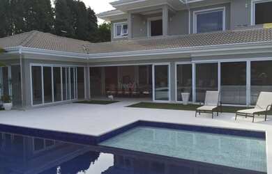 Imagem: A casa em condomínio possui 5 Dormitórios, 5 Banheiros, 5