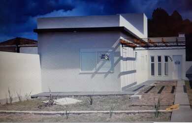 Imagem: A casa e possui 2 Dormitórios, Suítes, 2 Banheiros, 3 Vagas