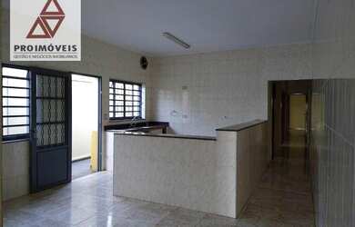 Imagem: A casa possui 3 Dormitórios, 1 Banheiro, 4 Vagas na garagem