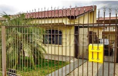 Imagem: A casa possui 4 Dormitórios, 1 Banheiro, 1 Vaga na garagem