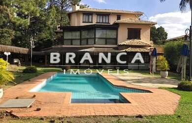 Imagem: A casa possui 3 Dormitórios, 5 Banheiros, 3 Vagas na garagem