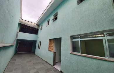 Imagem: A casa possui 3 Dormitórios, 2 Banheiros, 5 Vagas na garagem