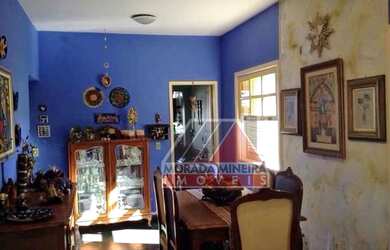 Imagem: A casa possui 3 Dormitórios, 2 Banheiros, 5 Vagas na garagem