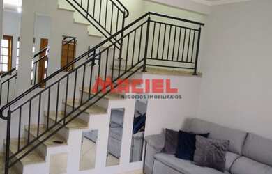 Imagem: A casa possui 3 Dormitórios, 1 Banheiro, 2 Vagas na garagem