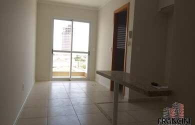 Imagem: O apartamento possui 1 Dormitório, 1 Banheiro, 1 Vaga na garagem