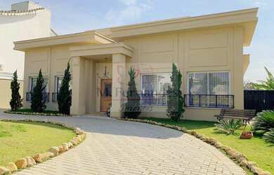 Imagem: A casa em condomínio possui 4 Dormitórios, 1 Banheiro, 4 Vagas