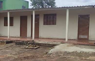 Imagem: A casa possui 3 Dormitórios, 2 Banheiros, 4 Vagas na garagem