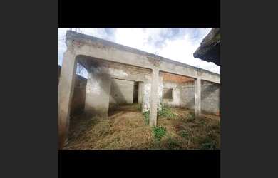 Imagem: A casa possui 3 Dormitórios, 2 Banheiros, 1 Vaga na garagem