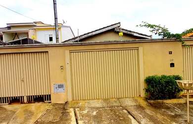 Imagem: A casa possui 4 Dormitórios, 2 Banheiros, 3 Vagas na garagem