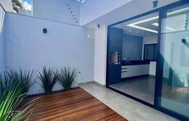 Imagem: A casa possui 3 Dormitórios, 3 Banheiros, 2 Vagas na garagem