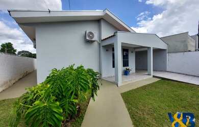 Imagem: A casa possui 2 Dormitórios, 2 Banheiros, 2 Vagas na garagem