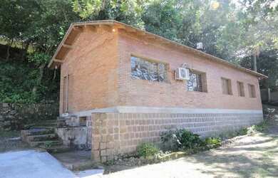 Imagem: A casa possui 2 Dormitórios, 2 Banheiros, 5 Vagas na garagem