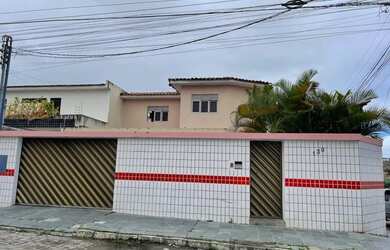 Imagem: A casa possui 5 Dormitórios, 3 Banheiros, 4 Vagas na garagem