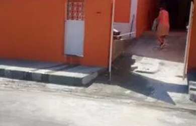 Imagem: A casa possui 3 Dormitórios, 1 Banheiro, 2 Vagas na garagem