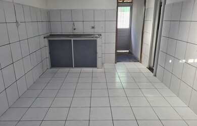 Imagem: A casa possui 3 Dormitórios, 1 Banheiro, 1 Vaga na garagem