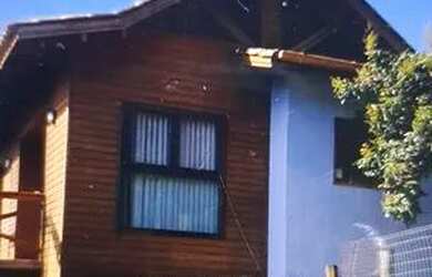 Imagem: A casa possui 2 Dormitórios, 1 Banheiro, 2 Vagas na garagem