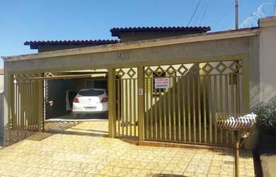 Imagem: A casa possui 3 Dormitórios, 2 Banheiros, 1 Vaga na garagem