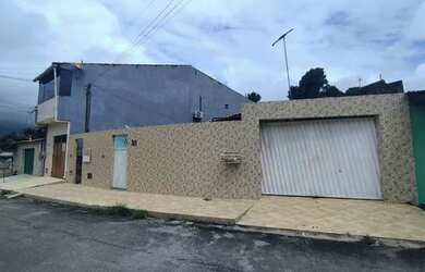 Imagem: A casa possui 3 Dormitórios, 1 Banheiro, 2 Vagas na garagem