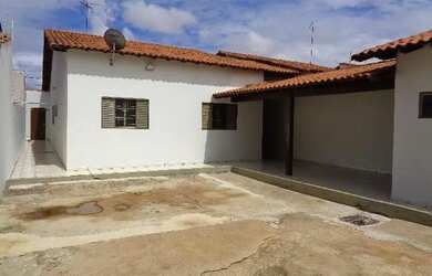 Imagem: A casa possui 3 Dormitórios, 1 Banheiro, 2 Vagas na garagem