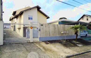 Imagem: A casa possui 3 Dormitórios, 1 Banheiro, 1 Vaga na garagem