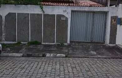 Imagem: A casa possui 3 Dormitórios, 2 Banheiros, 3 Vagas na garagem
