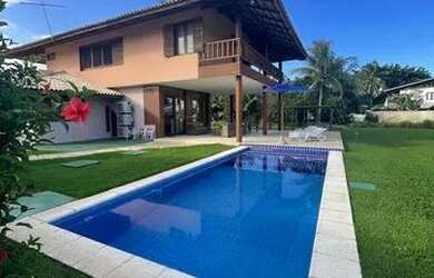 Imagem: A casa possui 4 Dormitórios, Acomodam 15 pessoas, 2 Vagas na