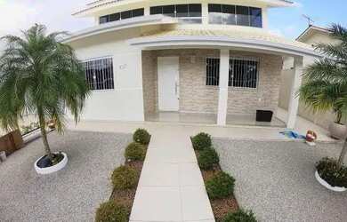 Imagem: A casa possui 4 Dormitórios, 2 Banheiros, 2 Vagas na garagem