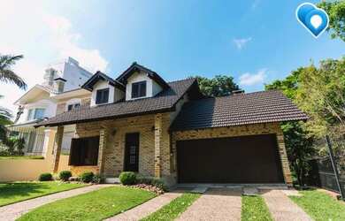 Imagem: A casa possui 4 Dormitórios, 2 Banheiros, 2 Vagas na garagem