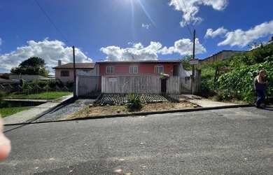 Imagem: A casa possui 3 Dormitórios, 2 Banheiros, 2 Vagas na garagem