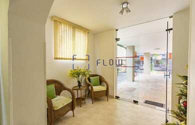 Imagem 8: Apartamento com 2 quartos (sem suíte), 2 banheiros, 1 vaga de garagem e elevador