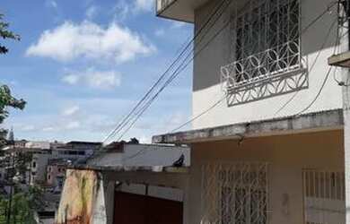 Imagem: A casa possui 4 Dormitórios, 2 Banheiros, 5 Vagas na garagem