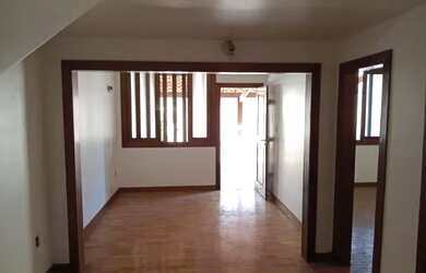 Imagem: A casa possui 4 Dormitórios, 2 Banheiros, 5 Vagas na garagem