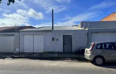 Imagem: A casa possui 3 Dormitórios, 2 Banheiros, 1 Vaga na garagem