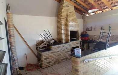 Imagem: A casa possui 3 Dormitórios, 2 Banheiros, 1 Vaga na garagem