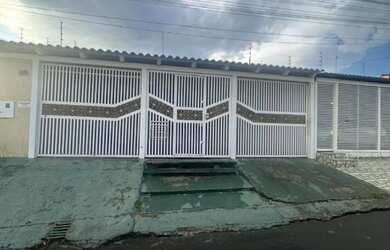 Imagem: A casa possui 4 Dormitórios, 2 Banheiros, 3 Vagas na garagem